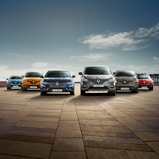 Sechs verschiedene Renault Modelle formen eine Pyramide